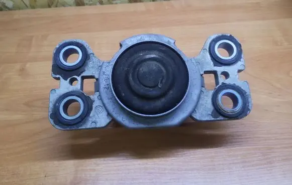 Volvo S60 Engine mount bracket 3131687602