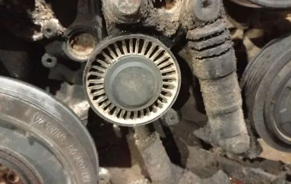 Volkswagen Touareg I Generator/alternator belt tensioner