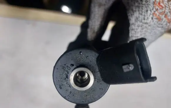 Volvo S40, V40 Fuel injector