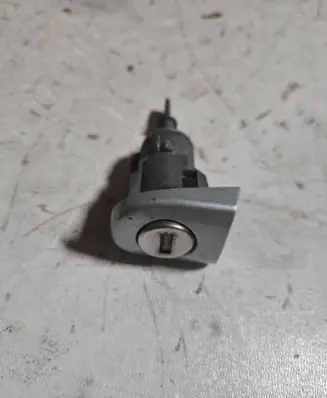 Volkswagen Polo IV 9N3 Coupe door lock (next to the handle) 