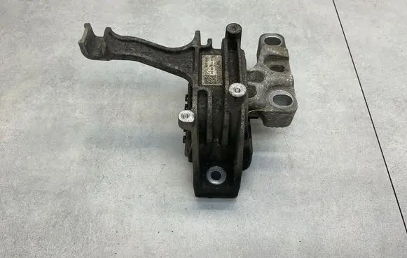 Engine mount bracket