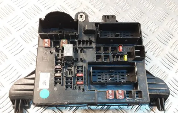 Opel Insignia A Fuse module 13277322