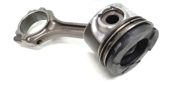 Mitsubishi Outlander Piston with connecting rod