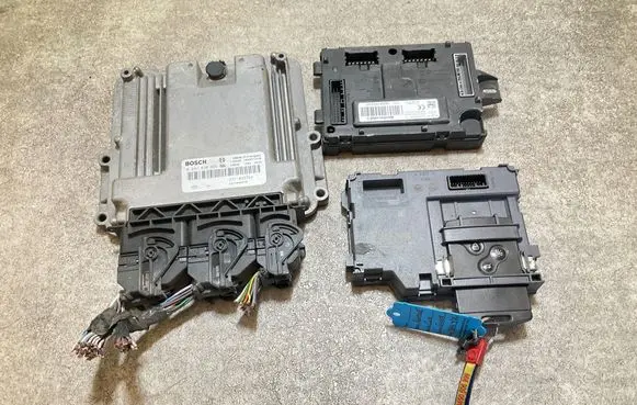 Renault Clio IV Engine ECU kit and lock set 0281030899 237104376R 237104627R