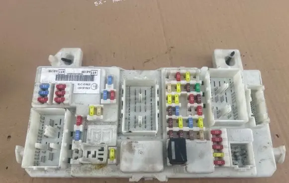 Ford Kuga I Fuse module 97RA000001 R19F111 308519200604