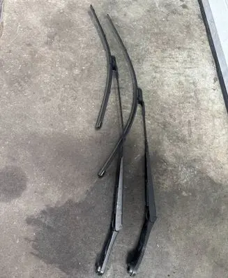 Volkswagen Touareg III Front wiper blade arm 761955409
