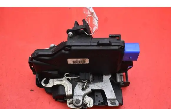 Seat Altea XL Front door lock 3D1837016