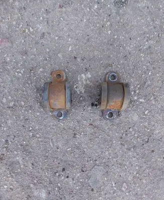 Subaru Legacy Sway bar bush bracket, front 