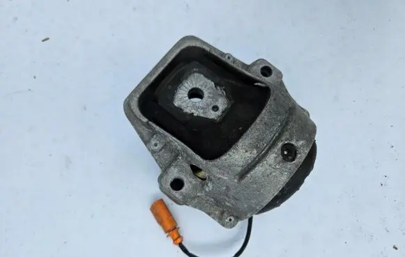 Audi A4 S4 B8 8K Engine mount vacuum valve 