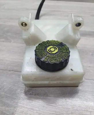 Brake fluid reservoir