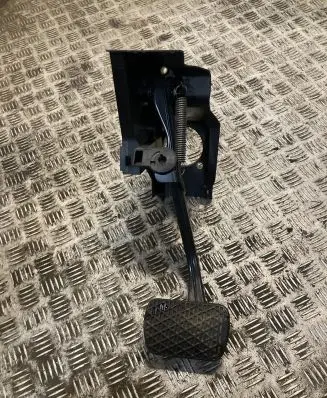 Mercedes-Benz C W203 Brake pedal 2032900401 A2032900401