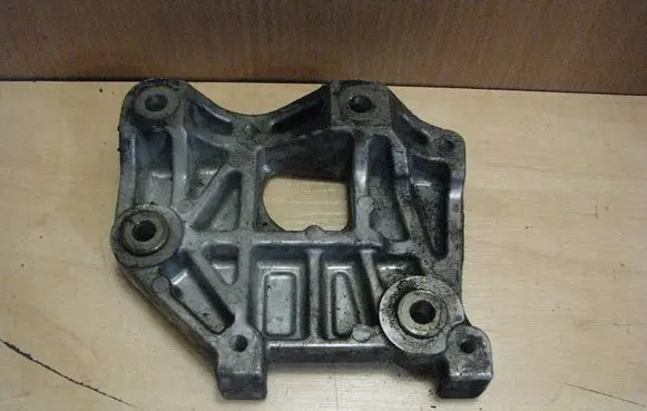 Mazda 6 Engine mounting bracket