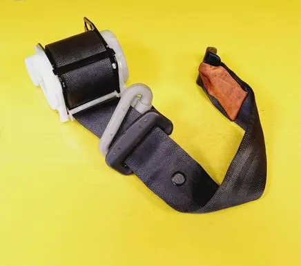Mazda 626 Rear seatbelt