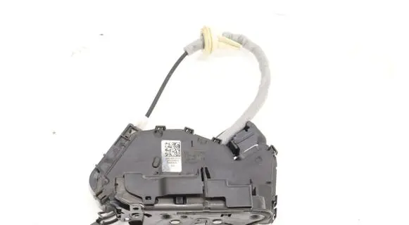 Volkswagen PASSAT B8 Rear door lock 5NA839015E