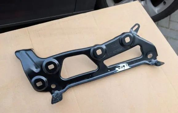 BMW X1 U11 Fender mounting bracket