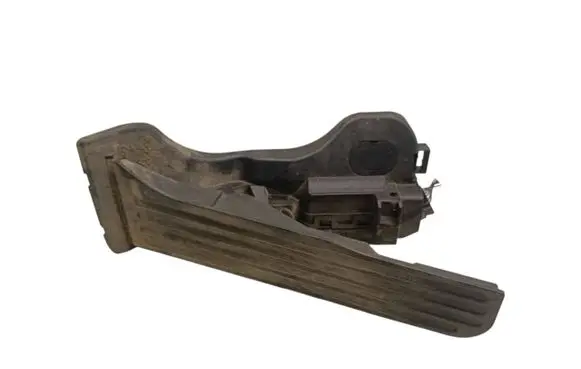 Accelerator throttle pedal
