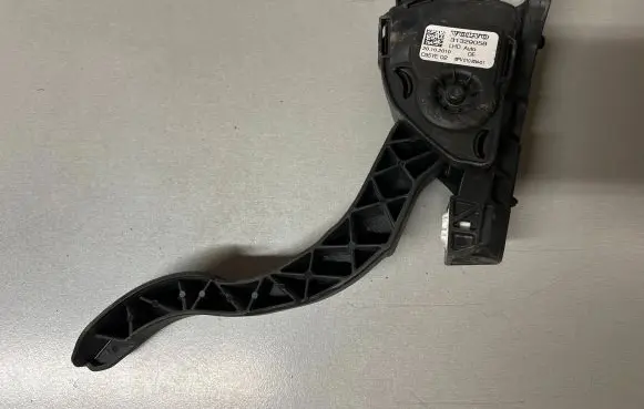 Volvo XC70 Accelerator throttle pedal 31329058 6PV01083401 C95YE02