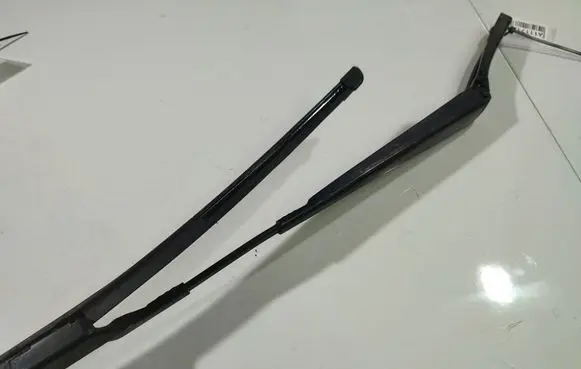 Volkswagen PASSAT B6 Front wiper blade arm 