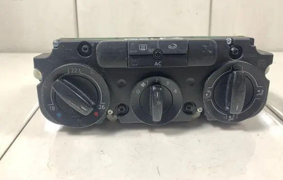 Volkswagen Golf V Climate control unit