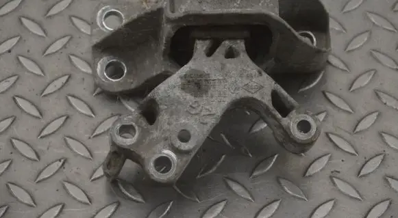 Engine mount bracket