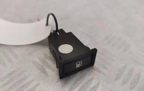 Toyota Avensis T250 Fuel tank opening switch 156795