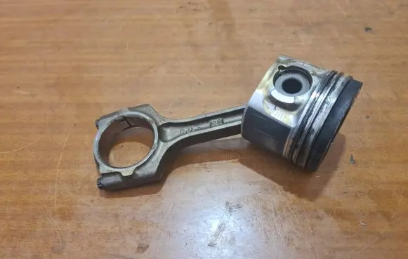 Honda CR-V Piston with connecting rod