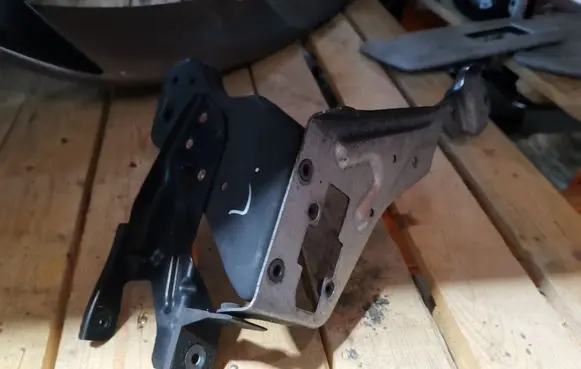Mercedes-Benz C W204 Headlight/headlamp mounting bracket