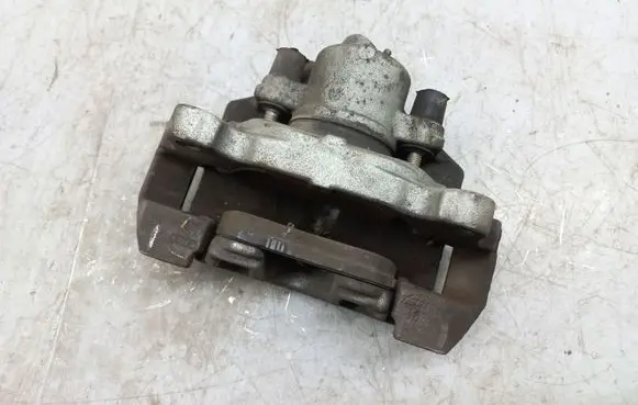 Volkswagen Jetta VI Front brake caliper