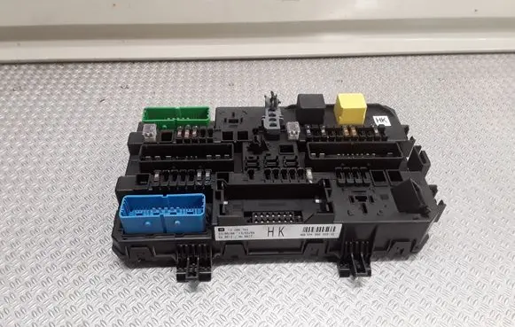 Opel Astra H Fuse module 13206762