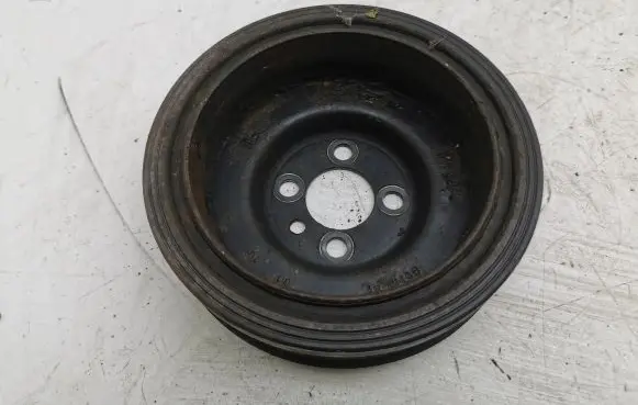 Volkswagen PASSAT B6 Crankshaft pulley 038105243M