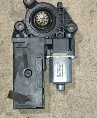 Renault Scenic III - Grand scenic III Front door window regulator motor 807319718R