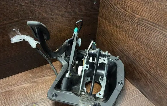 Opel Vivaro Pedal assembly 8200174526 91168607
