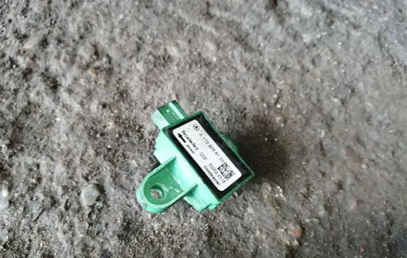 Mercedes-Benz C W204 Airbag deployment crash/impact sensor A1729056100