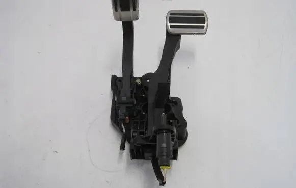 Peugeot 5008 III Accelerator throttle pedal 9838233080