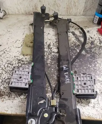 Rear window lifting mechanism without motor