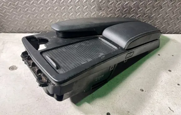 Mercedes-Benz E W212 Armrest A2046801339