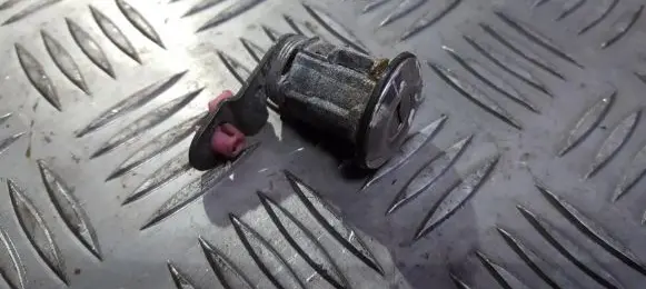 Nissan Primera Front door lock (next to the handle) 