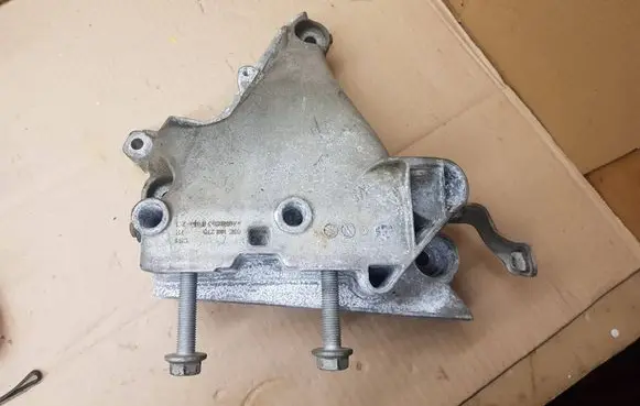 Volkswagen Golf VII Engine mounting bracket 05E199275