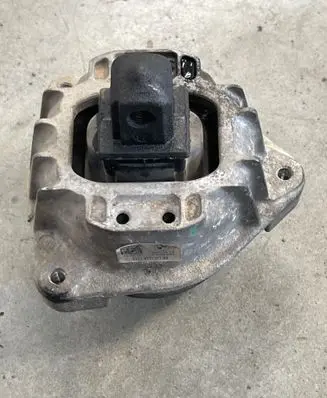 BMW 5 F10 F11 Engine mount bracket 68623513 6777371
