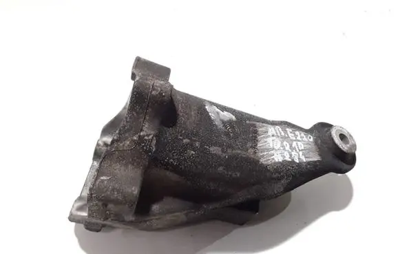 Mercedes-Benz E W212 Engine mounting bracket