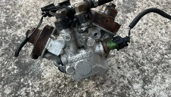 Volvo XC60 Fuel injection high pressure pump 31372081 0445010681