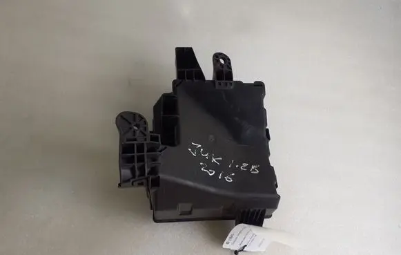 Nissan Juke I F15 Fuse box cover E00301400