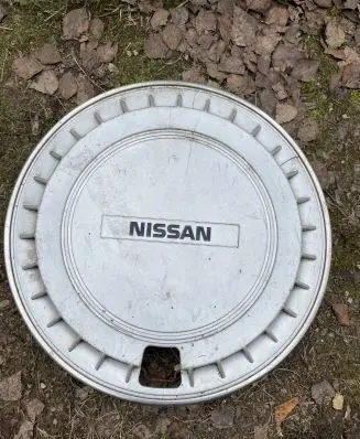 Nissan Bluebird R14 wheel hub/cap/trim 