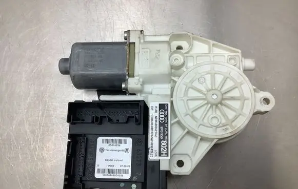 Audi A3 S3 8P Front door window regulator motor 8P0959802H S006060014C 63273
