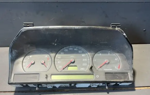 Volvo S70 V70 V70 XC Speedometer (instrument cluster) 9472523