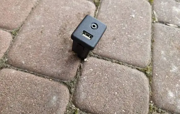 Opel Astra K AUX in-socket connector 13599456
