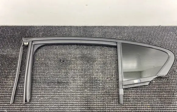 Ford Focus Rear vent window glass 43R004523 DOT211M93AS3