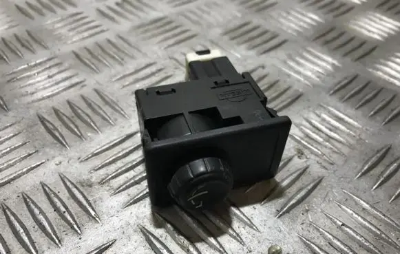 Nissan Almera Tino Wing mirror switch