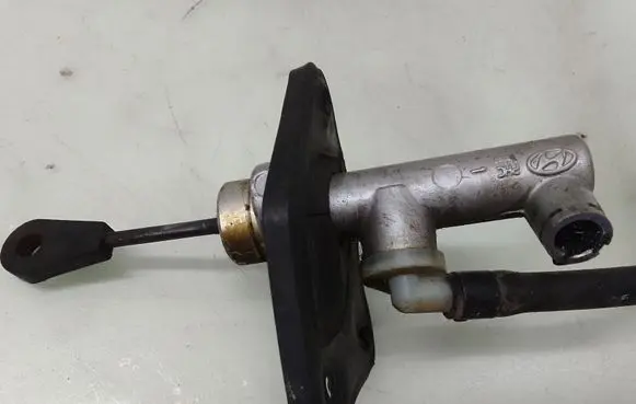 KIA Carens I Clutch master cylinder