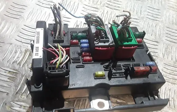 Peugeot 206 Fuse module 9657608880